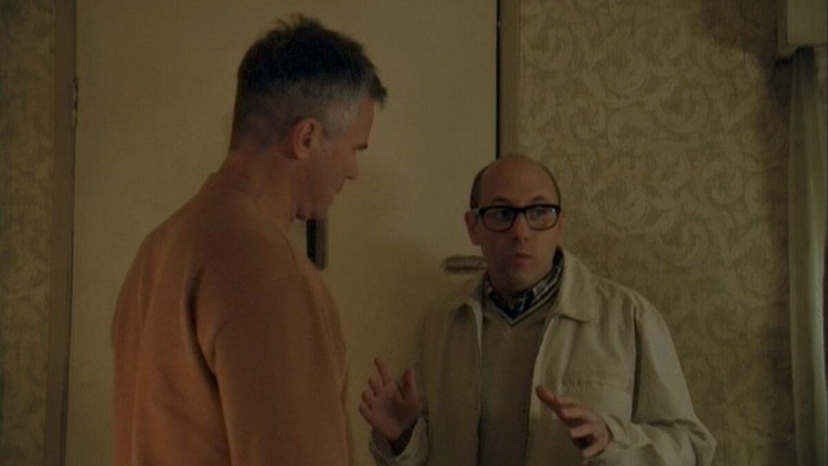 Jack steht mit Martin an der Tür im Motel, als Martin gerade Teal'c auf dem Massagebett entdeckt.