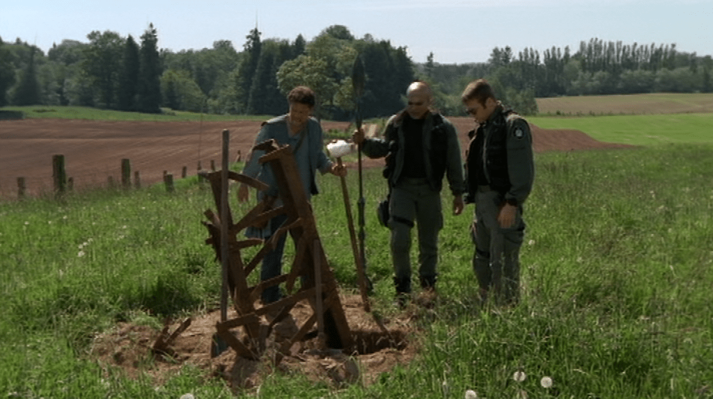 Daniel und Teal'c stehen mit einem volianischen Bauern an der "Eisenwurzel"