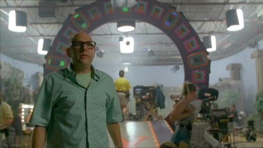 Marty steht vor seinem WormholeXTreme-Stargate-Prop.